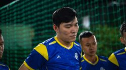 Fakta Pertandingan: Isenmulang FC Tak Gentar Hadapi Persib di GBLA, Rafael Ribeiro: Kami Siap Bikin Kejutan 2 Tim sepak bola Asia berkumpul dalam seragam yang cerah selama pertandingan malam. Fokus pada kerja tim dan sportivitas.