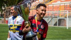 Fakta Pertandingan: John Herdman Rayakan Indonesia Juara FIFA ASEAN Cup 2026, Sebut Sebagai Pencapaian Terbesa... 2 Dua pemain sepak bola merayakan dengan piala kejuaraan di lapangan.