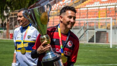 Fakta Pertandingan: John Herdman Rayakan Indonesia Juara FIFA ASEAN Cup 2026, Sebut Sebagai Pencapaian Terbesa... 8 Dua pemain sepak bola merayakan dengan piala kejuaraan di lapangan.