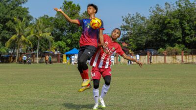 Fakta Pertandingan: Persaingan Top Scorer BRI Super League Memanas: Bomber Eropa Mulai Runtuhkan Hegemoni Stri... 8 Dua pemain sepak bola muda bersaing ketat untuk merebut bola di lapangan terbuka.