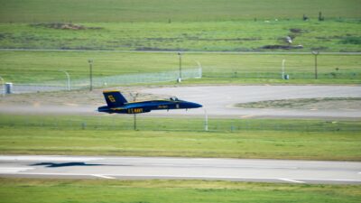 Fakta Pertandingan: Ranking FIFA Jomplang, Nolberto Solano Bertekad Bawa Pakistan Kejutkan Vietnam di FIFA ASE... 11 Gambar dinamis dari jet tempur US Navy Blue Angels yang menunjukkan akrobatik udara di pertunjukan udara di Fairfield, California.