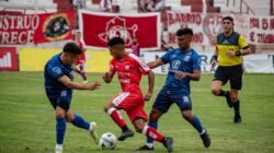 Fakta Pertandingan: Thailand Kalah Adu Penalti dari Timnas Indonesia, Chanathip Songkrasin: Kualitas Kami Tak ... 2 Pemain sepak bola dalam aksi selama pertandingan kompetitif di lapangan rumput dengan penonton di tribun.