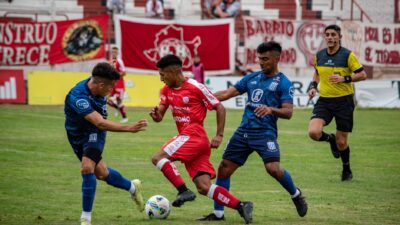 Fakta Pertandingan: Thailand Kalah Adu Penalti dari Timnas Indonesia, Chanathip Songkrasin: Kualitas Kami Tak ... 8 Pemain sepak bola dalam aksi selama pertandingan kompetitif di lapangan rumput dengan penonton di tribun.