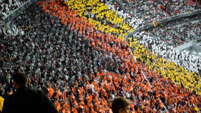 Kabar Terbaru: Antusias Lakoni Partai Final FIFA ASEAN Cup 2026, Para Pemain Timnas Indonesia Punya Motiv... 13 Bagian penggemar yang penuh warna menciptakan pola yang mencolok di stadion di Munich.
