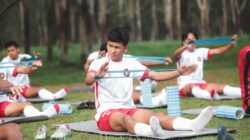 Kabar Terbaru: Cerita John Herdman Persiapkan Timnas Indonesia untuk Adu Penalti di Final FIFA ASEAN Cup ... 2 Sekelompok pemain sepak bola muda berlatih dengan band resistensi di luar ruangan di Jakarta, Indonesia.