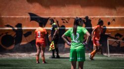 Kabar Terbaru: Dewa United Women Tantang Persita di IWL, Pelatih Soroti Disiplin Lawan 2 Pertandingan sepak bola wanita yang direkam di luar ruangan memperlihatkan para pemain dengan seragam berwarna cerah.