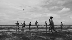 Kabar Terbaru: Dipermalukan 2-9 di SUGBK, Pelatih Bangladesh Jujur-jujuran soal Kualitas Timnas Indonesia... 2 Sekelompok anak laki-laki yang bermain sepak bola dengan antusias di pantai di Chattogram, Bangladesh.