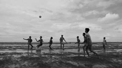 Kabar Terbaru: Dipermalukan 2-9 di SUGBK, Pelatih Bangladesh Jujur-jujuran soal Kualitas Timnas Indonesia... 8 Sekelompok anak laki-laki yang bermain sepak bola dengan antusias di pantai di Chattogram, Bangladesh.