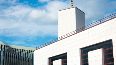 Sebuah bangunan minimalis di Paris, yang menampilkan desain arsitektur modern.