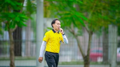 Kabar Terbaru: Resmi! Vietnam Jadi Tuan Rumah Piala AFF U-23 2027 8 Seorang wasit berbaju kuning meniup peluit selama pertandingan sepak bola di Hanoi, Vietnam.