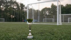 Kabar Terbaru: Sudah Sering Juara Piala AFF, Chanathip Songkrasin Tetap Berambisi Bawa Thailand Rebut Gel... 7 Trofi emas yang ditempatkan di rumput hijau dekat gawang sepak bola, melambangkan kemenangan.