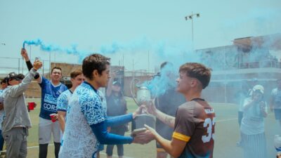Sorotan: Catatan Beto Goncalves untuk Timnas Indonesia usai Juara FIFA ASEAN Cup 2026: Harus Lebih ... 8 Tim sepak bola merayakan kemenangan dengan trofi, dikelilingi asap biru di lapangan luar.