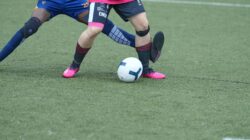Sorotan: Duel Kontra Persita Kian Mendekat, Garudayaksa FC Menguji Kekuatan dalam Laga Persahabatan... 4 Dua pemain sepak bola bersaing memperebutkan bola di lapangan rumput selama pertandingan.