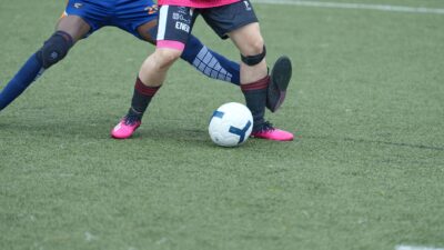Sorotan: Duel Kontra Persita Kian Mendekat, Garudayaksa FC Menguji Kekuatan dalam Laga Persahabatan... 10 Dua pemain sepak bola bersaing memperebutkan bola di lapangan rumput selama pertandingan.