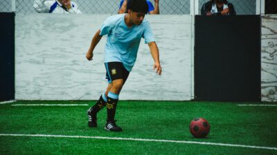 Seorang pemain sepak bola remaja berpartisipasi dalam pertandingan sepak bola dalam ruangan di Kota Meksiko.