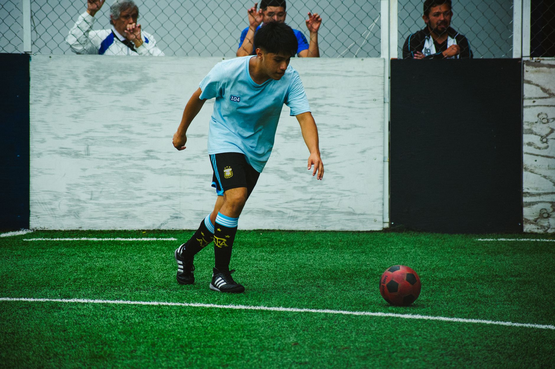 Seorang pemain sepak bola remaja berpartisipasi dalam pertandingan sepak bola dalam ruangan di Kota Meksiko.