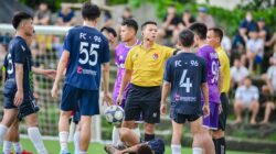 Sorotan: Ketua Komite Wasit PSSI Minta Pemain dan Ofisial Jaga Emosi saat Cek VAR: Bisa Bikin Tempo... 2 Adegan dinamis pertandingan sepak bola remaja dengan wasit di Hà Nội.