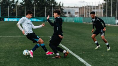 Sorotan: Media Spanyol Prediksi Emil Audero Kembali Jadi Pilihan Pertama Timnas Indonesia di Final ... 12 Latihan sepak bola berenergi tinggi dengan atlet muda yang berlatih di lapangan terbuka.