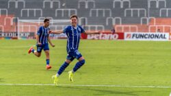 Sorotan: Milos Joksic Akui Kemenangan Persib, Puji Semangat Pantang Menyerah Garudayaksa FC 2 Pemain sepak bola yang gembira merayakan gol di lapangan selama pertandingan.