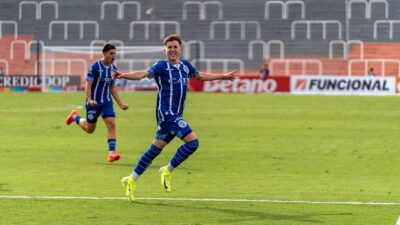 Sorotan: Milos Joksic Akui Kemenangan Persib, Puji Semangat Pantang Menyerah Garudayaksa FC 3 Pemain sepak bola yang gembira merayakan gol di lapangan selama pertandingan.