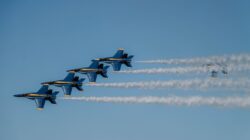 Jet Blue Angels melakukan formasi udara yang mengesankan di bawah langit biru yang cerah.