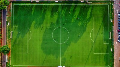 Sorotan: Renovasi GBK Sampai April 2027: Timnas Indonesia dan Persija Pindah Markas, Konser BTS Tet... 4 Foto drone lapangan sepak bola di Jakarta, Indonesia dengan pemain yang berlatih.