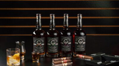 Update: Bukan Mitchell Baker, Ole Romeny Layak Jadi Pemain Terbaik Timnas Indonesia Saat Menggulun... 8 Pajangan bergaya botol whiskey Guardian Angel dengan cerutu di bar bourbon di New Orleans.