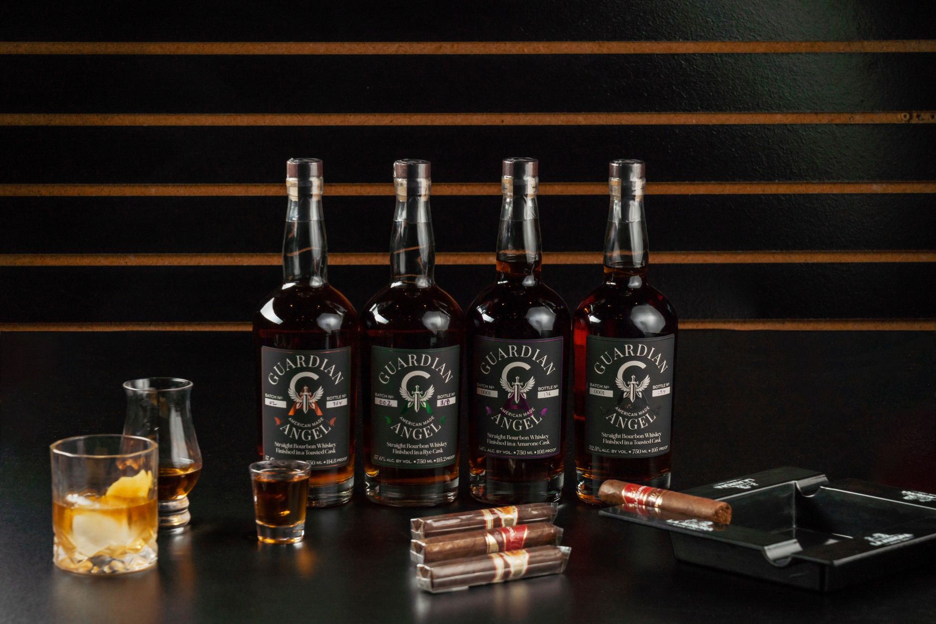 Pajangan bergaya botol whiskey Guardian Angel dengan cerutu di bar bourbon di New Orleans.