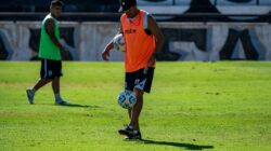 Update: Elkan Baggott Setelah Raih Gelar FIFA ASEAN Cup 2026: Saya Sangat Bangga Menjadi Orang Ind... 2 Dua pemain sepak bola berlatih dengan bola selama sesi latihan cerah di lapangan rumput.