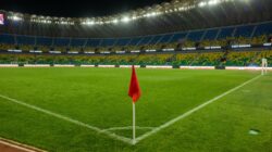 Jelajahi stadion bercahaya Kigali, yang memamerkan budaya olahraga Rwanda yang semarak, yang diambil pada malam hari.