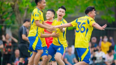 Sekelompok pemuda merayakan kemenangan sepak bola di luar ruangan di Hanoi.