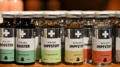 Deretan botol minuman keras dipajang di Museum Farmasi Jerman di Heidelberg.