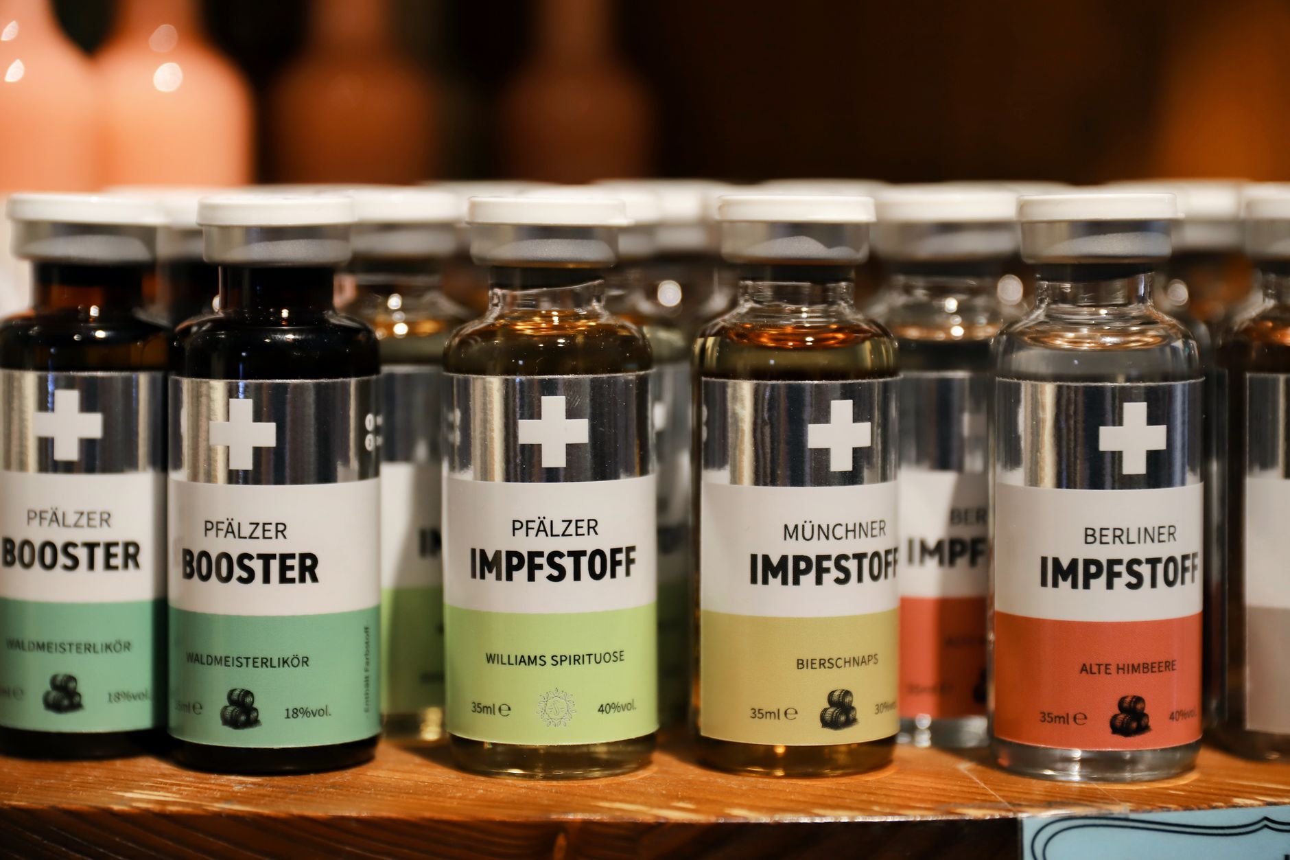 Deretan botol minuman keras dipajang di Museum Farmasi Jerman di Heidelberg.