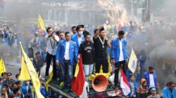 Kerumunan berkumpul di Jakarta, Indonesia, untuk sebuah rally protes, menyoroti aktivisme dan persatuan.