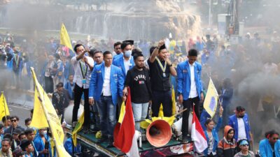 Kerumunan berkumpul di Jakarta, Indonesia, untuk sebuah rally protes, menyoroti aktivisme dan persatuan.