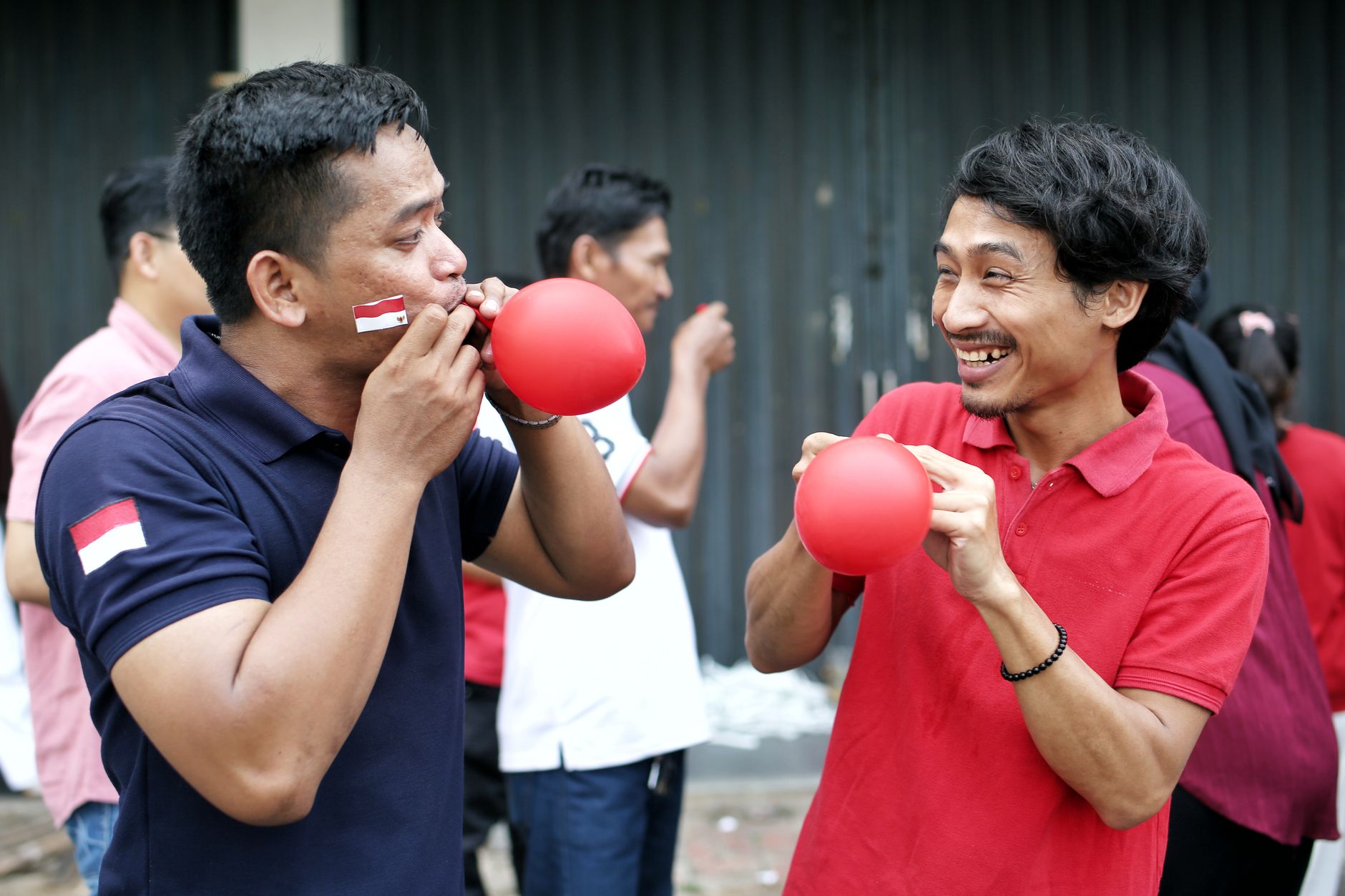 Dua pria menikmati acara perayaan di Jakarta, Indonesia.