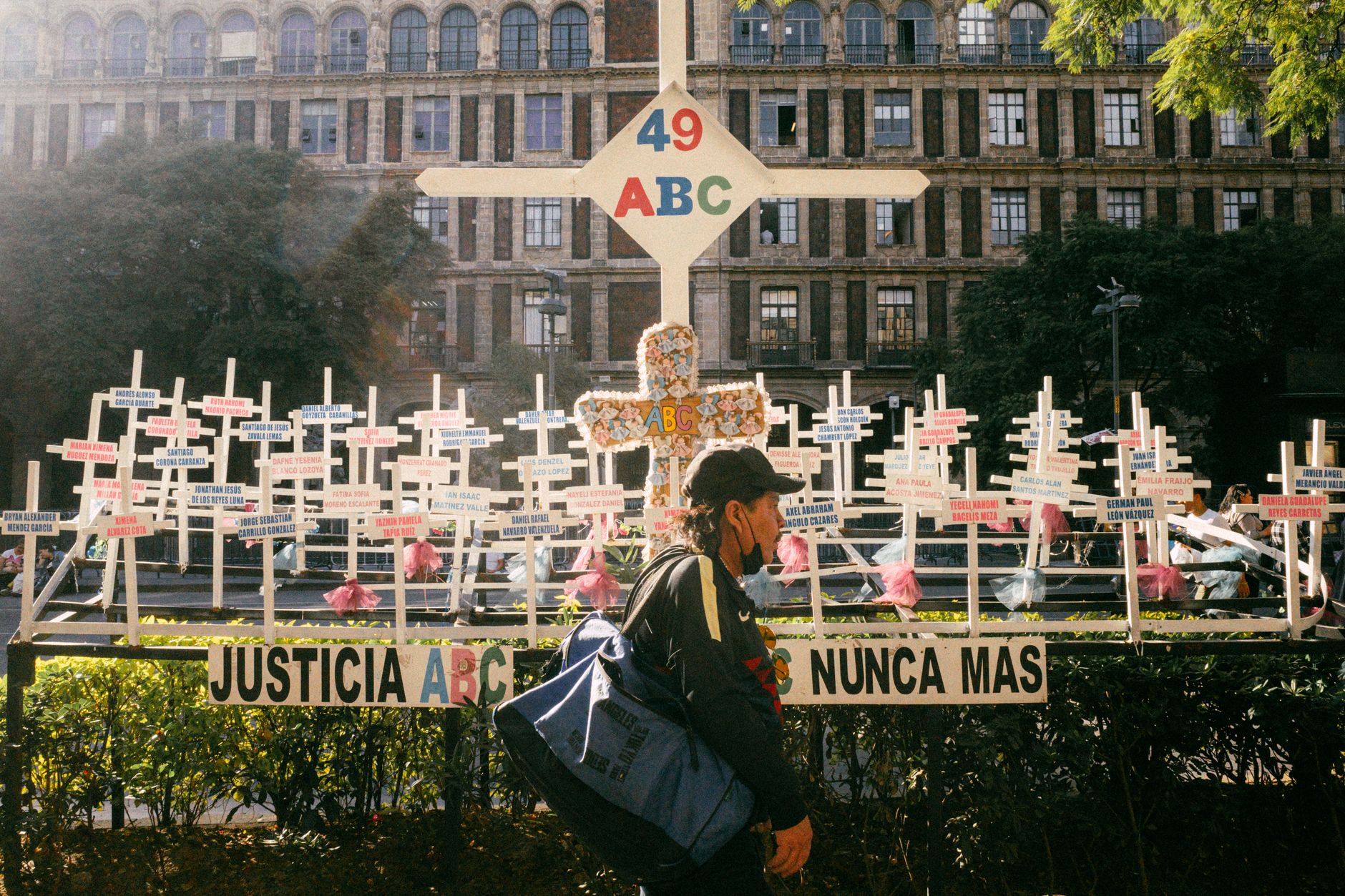 Pameran memorial perkotaan dengan salib yang memperingati korban tragedi ABC di Mexico City.